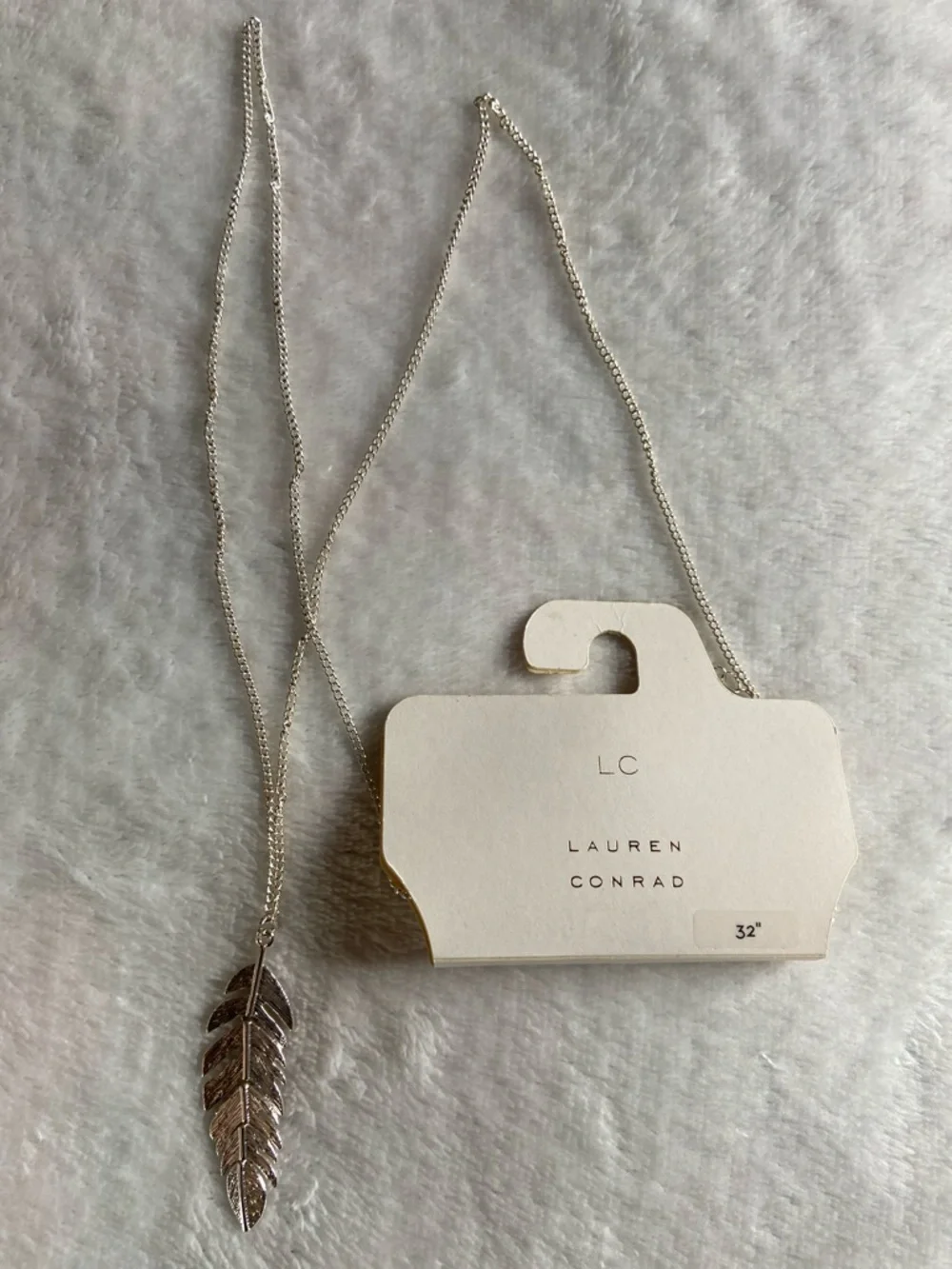 🏷️ BNWT Lauren Conrad 32” Silver Feather Pendant Necklace